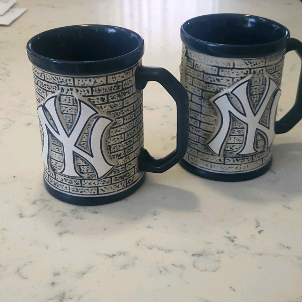 NY Yankees Mugs - Set of 2